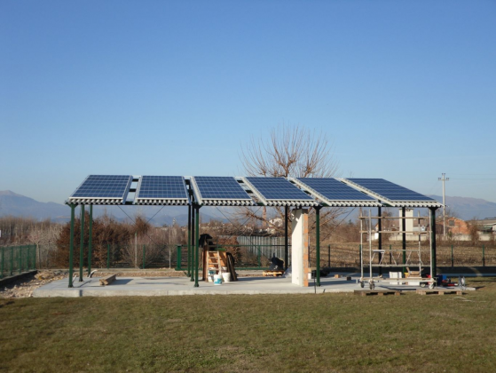 Impianto fotovoltaico installato su tettoia progettata e costruita da Gruppo Progenia